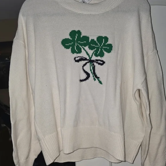 🍀NWT. LOFT Cream Sweater with Green Clover Design - Picture 2 of 4